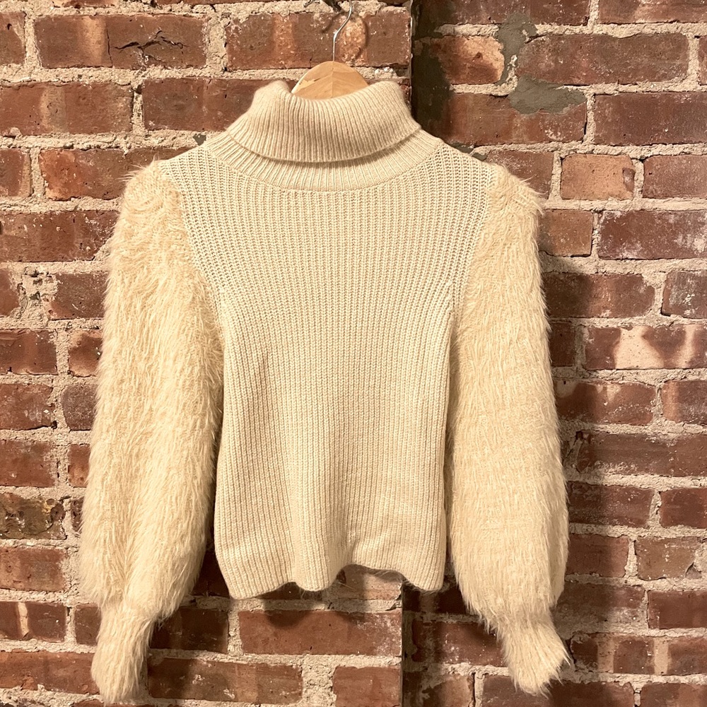 Beautiful sweater, worn once! Size Medium :)